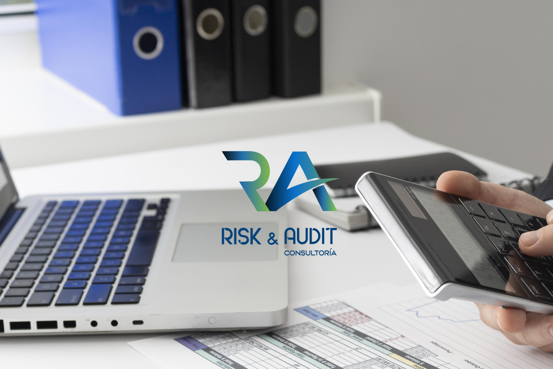 Equipo profesional revisando documentación técnica