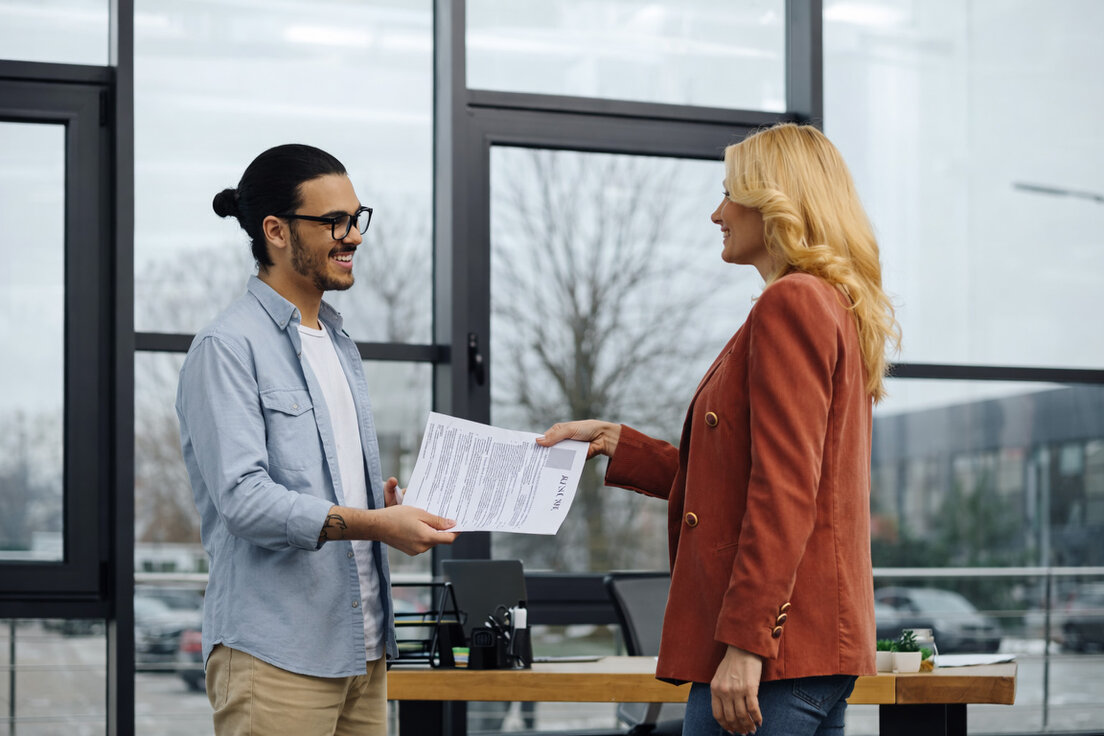Manos estrechándose en señal de confianza