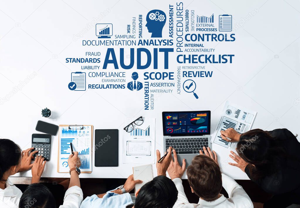 Equipo revisando controles internos