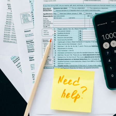 Equipo asesor en reunión con cliente