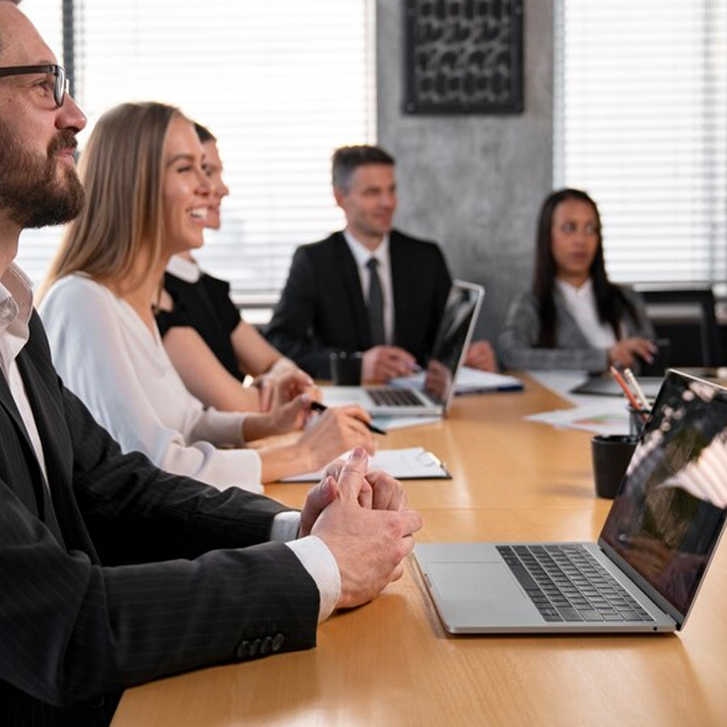 Equipo de consultoría trabajando en taller